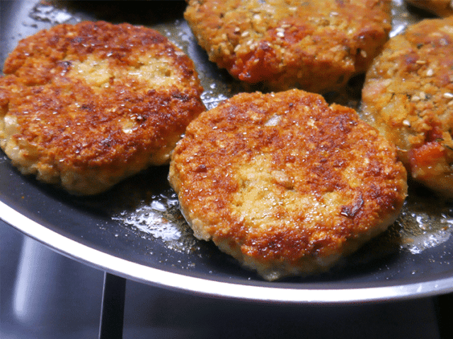 hamburgesas de avena cocinandose