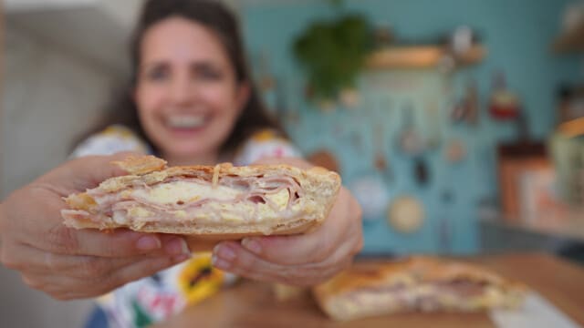 Receta de tarta de jamón y queso con dos láminas de masa