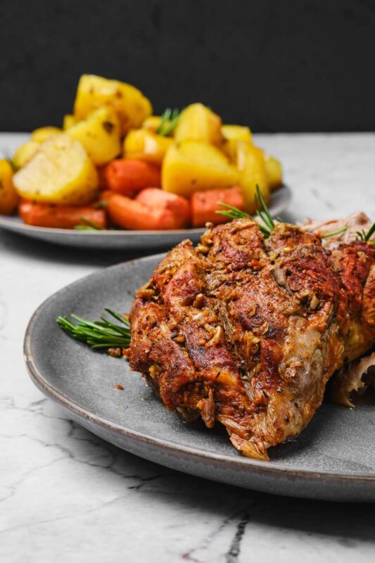 Cómo hacer paletilla de cordero al horno con verduras al horno