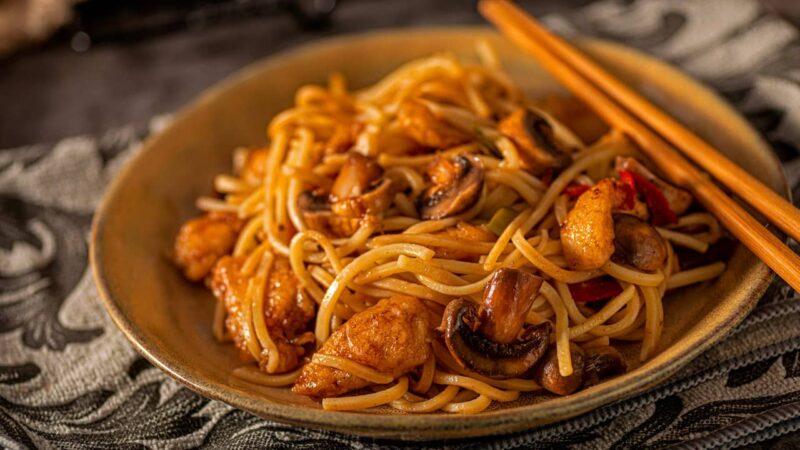 noodles con pollo