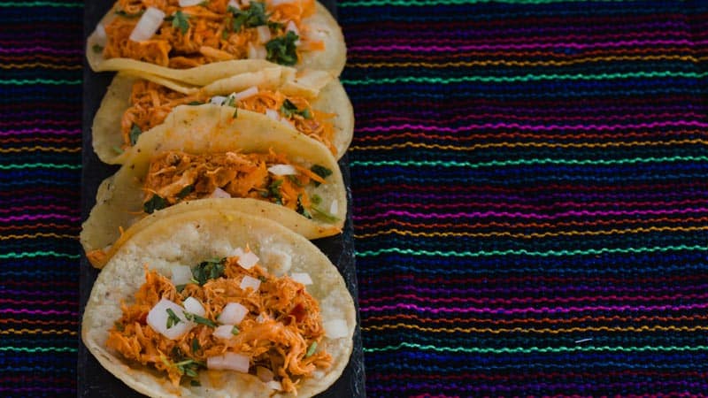 Tacos con tinga de pollo