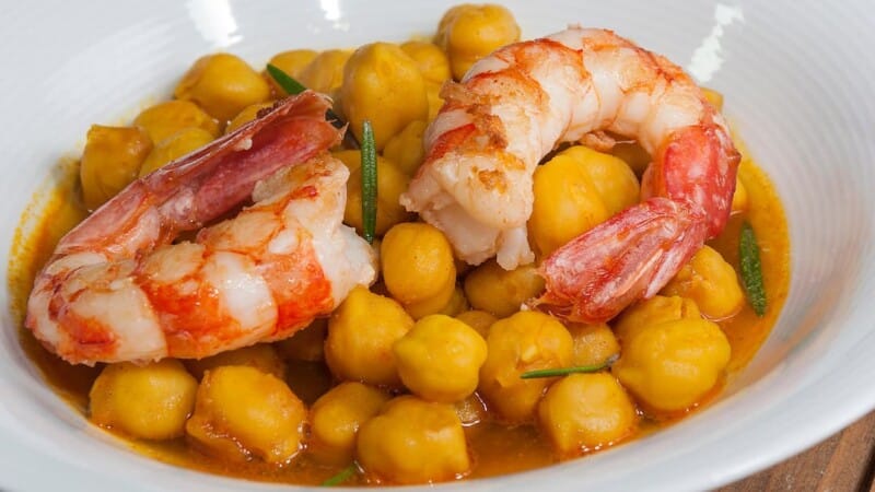 garbanzos con langostinos