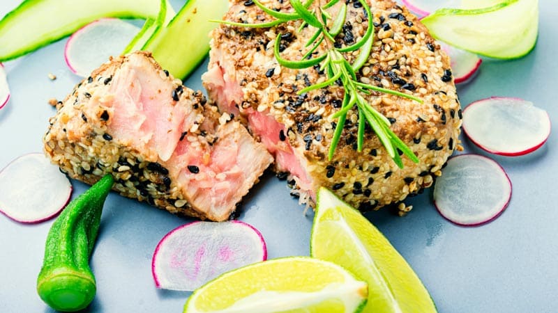 Lomo de atún a la plancha con crocante de sésamo