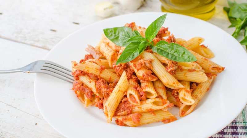 Macarrones con atún y tomate