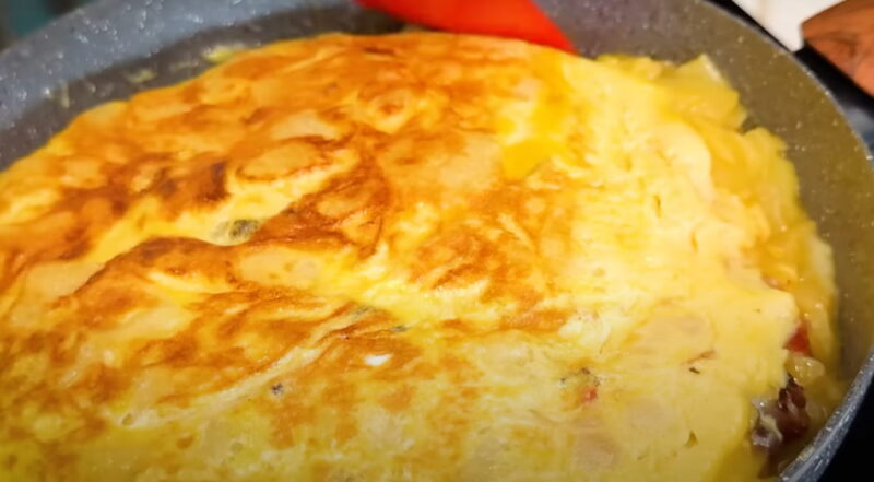 tortilla rellena de patatas española
